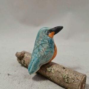 Martin pêcheur miniature en céramique raku sur une branche