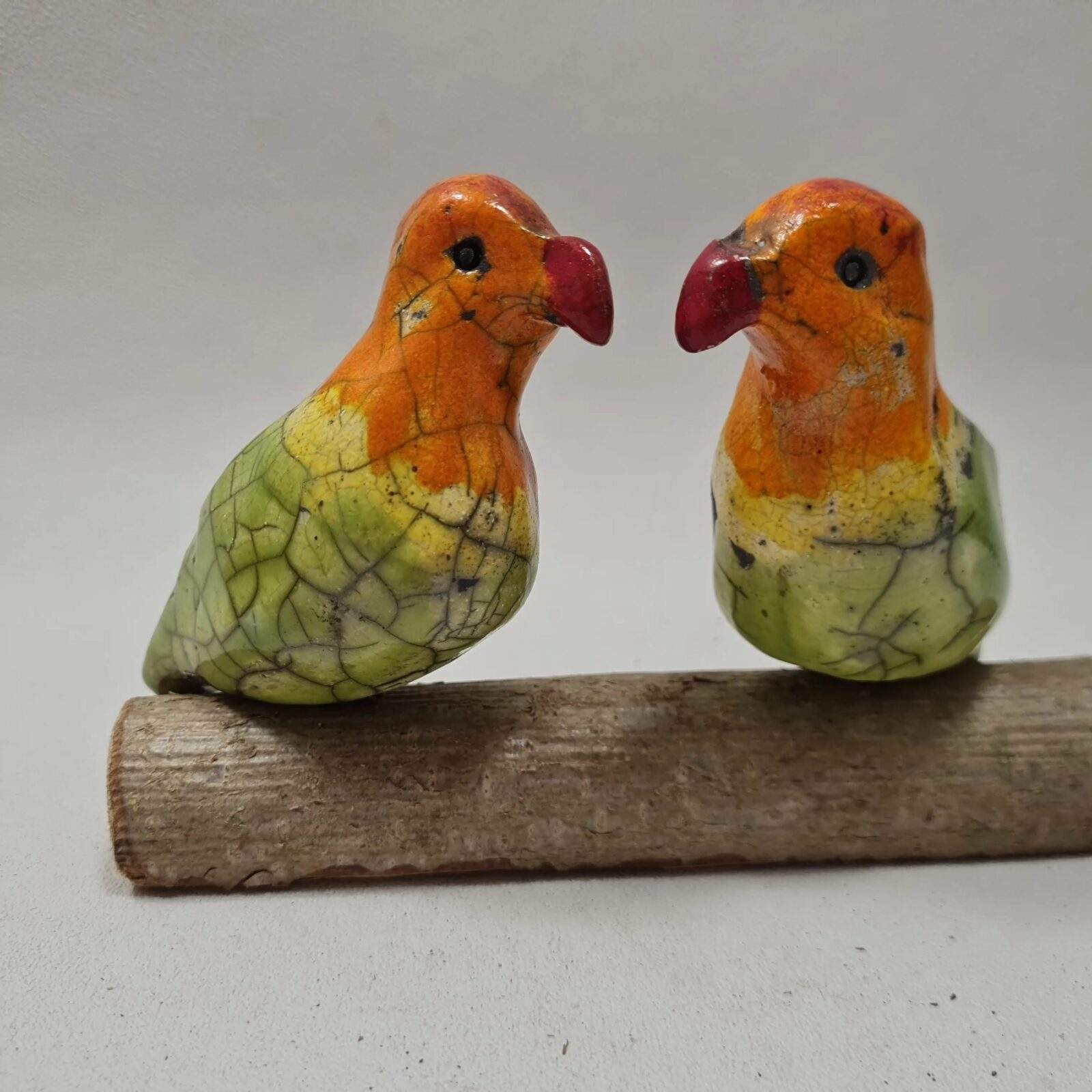 Inséparables - le couple d'oiseaux en raku sur une branche – Image 2