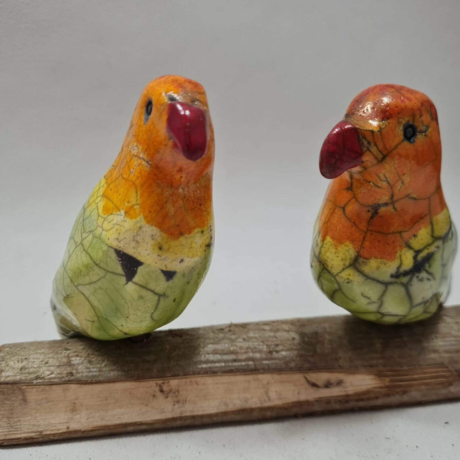 Inséparables - le couple d'oiseaux en raku sur une branche – Image 4