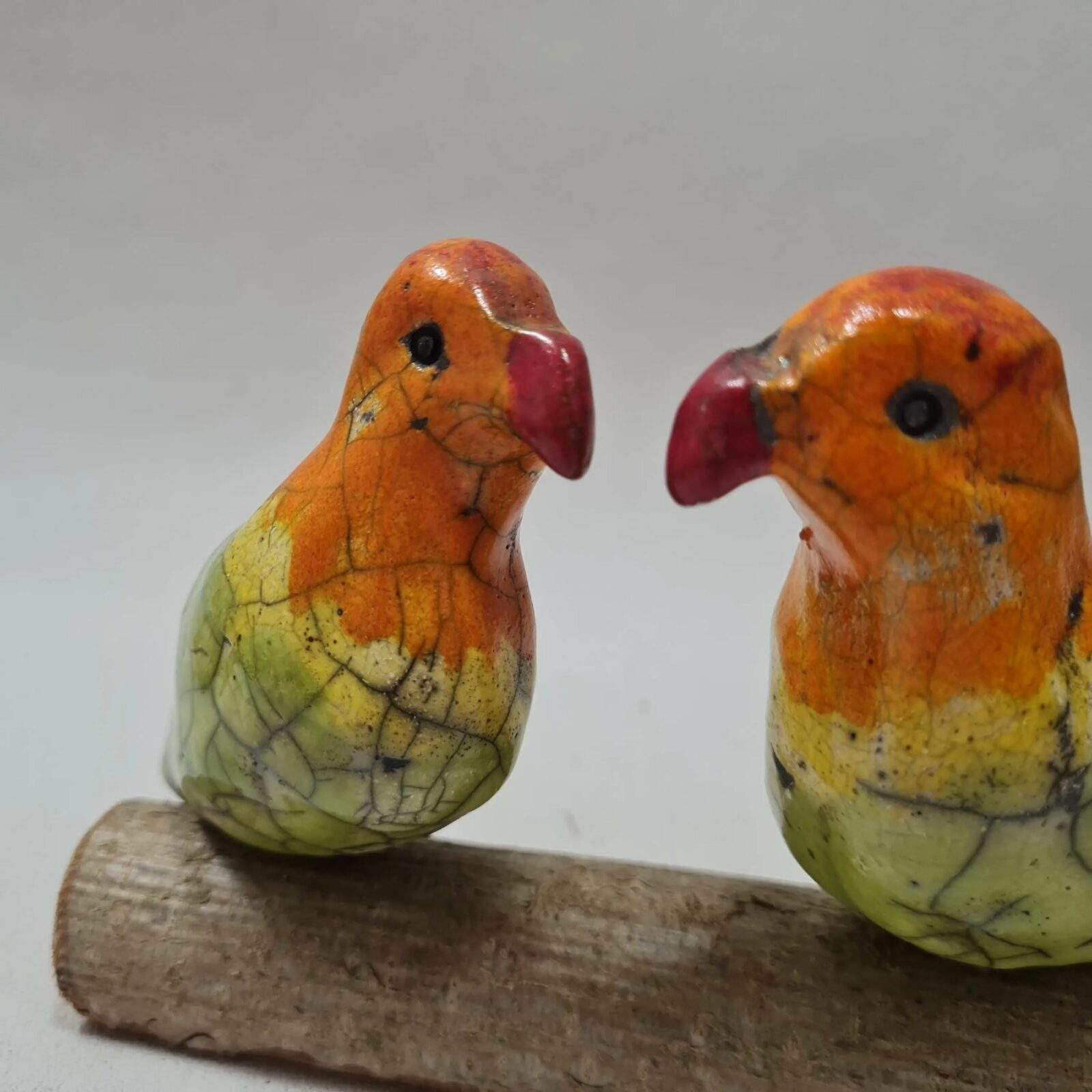 Inséparables - le couple d'oiseaux en raku sur une branche – Image 3