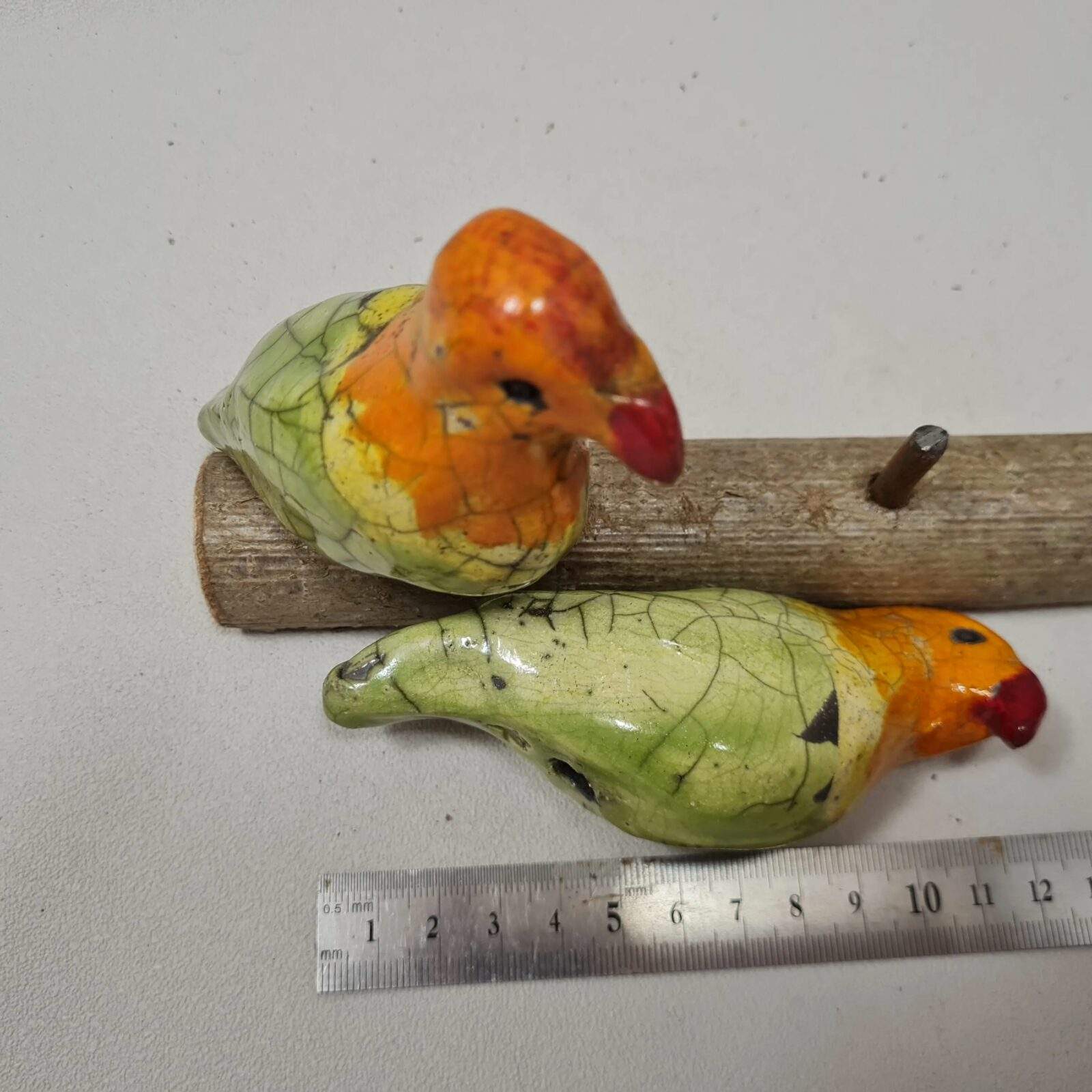 Inséparables - le couple d'oiseaux en raku sur une branche – Image 5