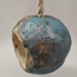 Mangeoire tons marron et  turquoise pour nourrir et observer les mésanges  - résistante au gel