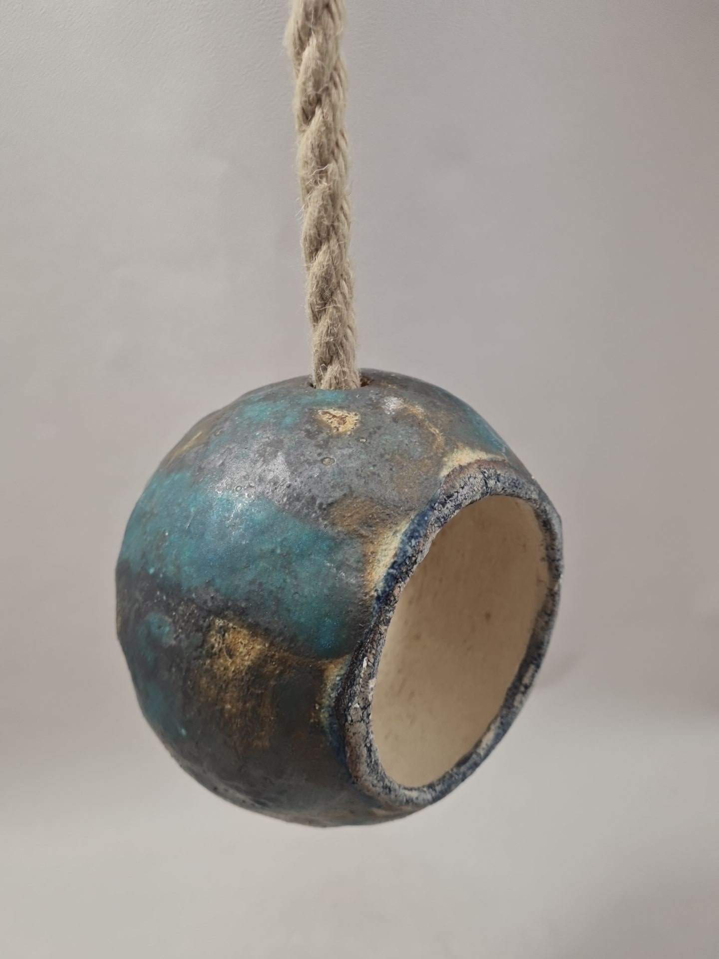 Mangeoire tons marron et turquoise pour nourrir et observer les mésanges - résistante au gel