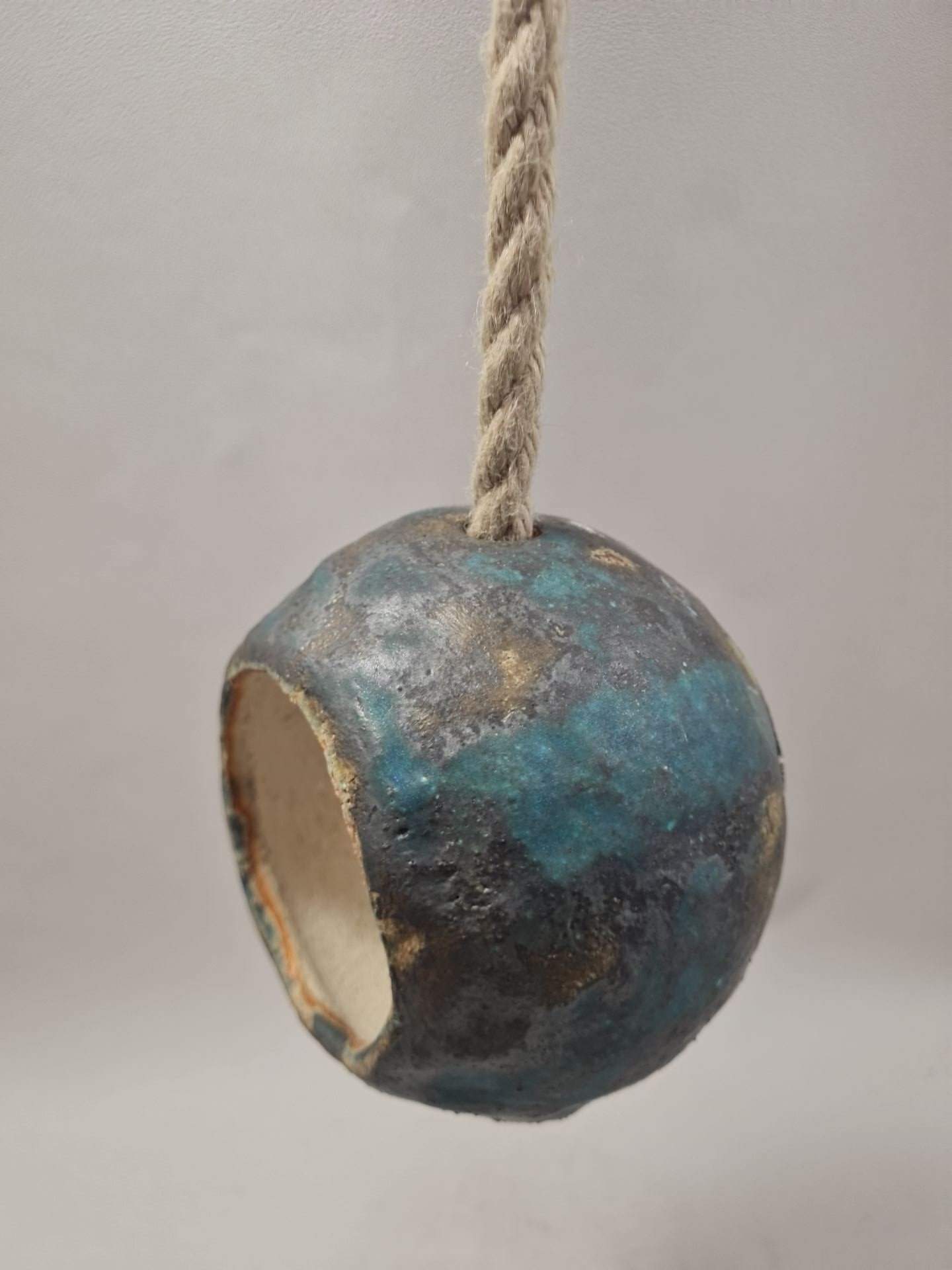 Mangeoire tons marron et turquoise pour nourrir et observer les mésanges - résistante au gel – Image 2