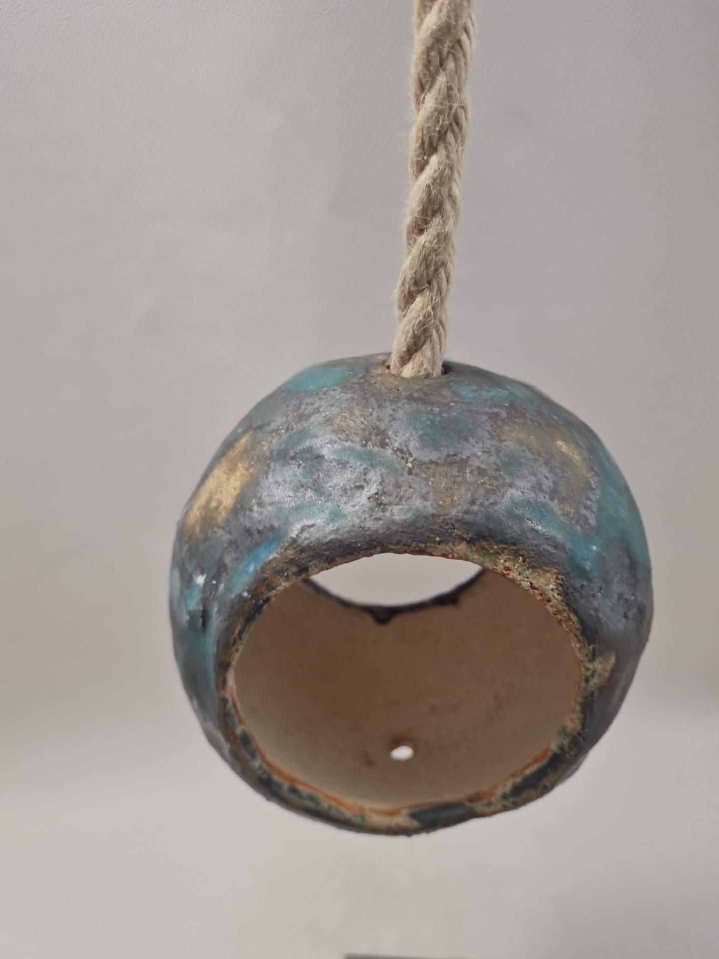 Mangeoire tons marron et turquoise pour nourrir et observer les mésanges - résistante au gel – Image 4