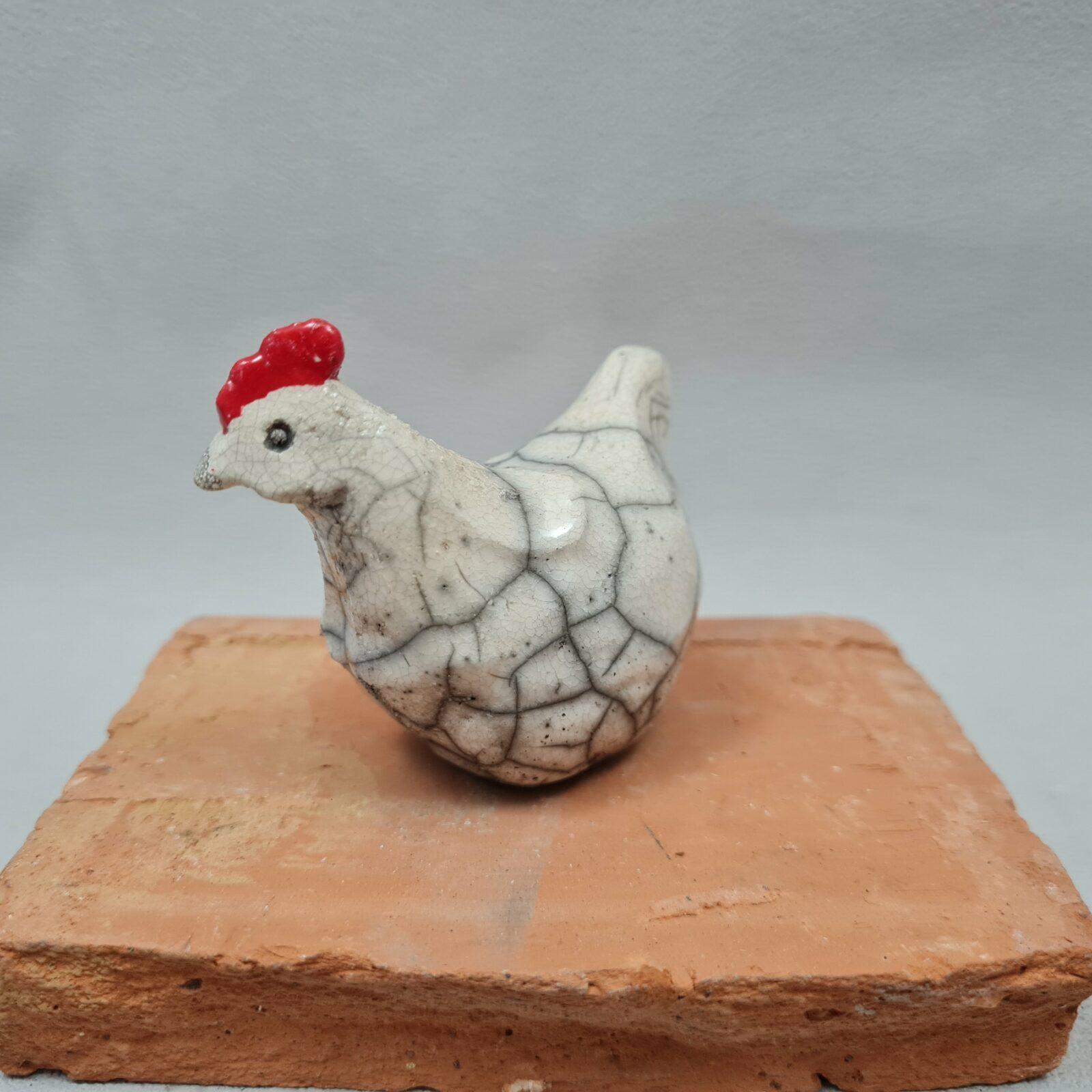 Petite poule blanche en céramique