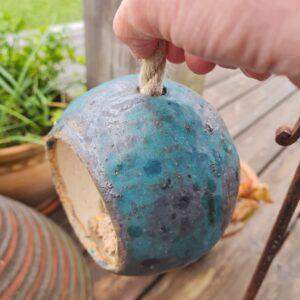 Mangeoire tons marron et  turquoise pour nourrir et observer les mésanges  - résistante au gel