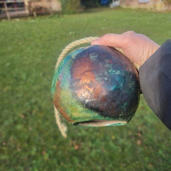 Mangeoire pour oiseaux vert et cuivré raku – Image 2