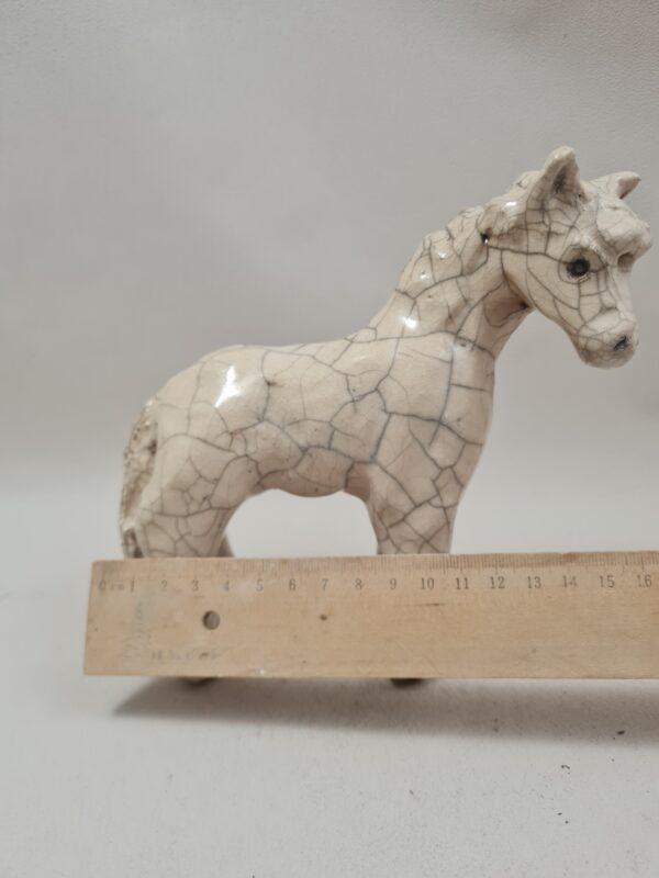 Cheval blanc en céramique raku – Image 7