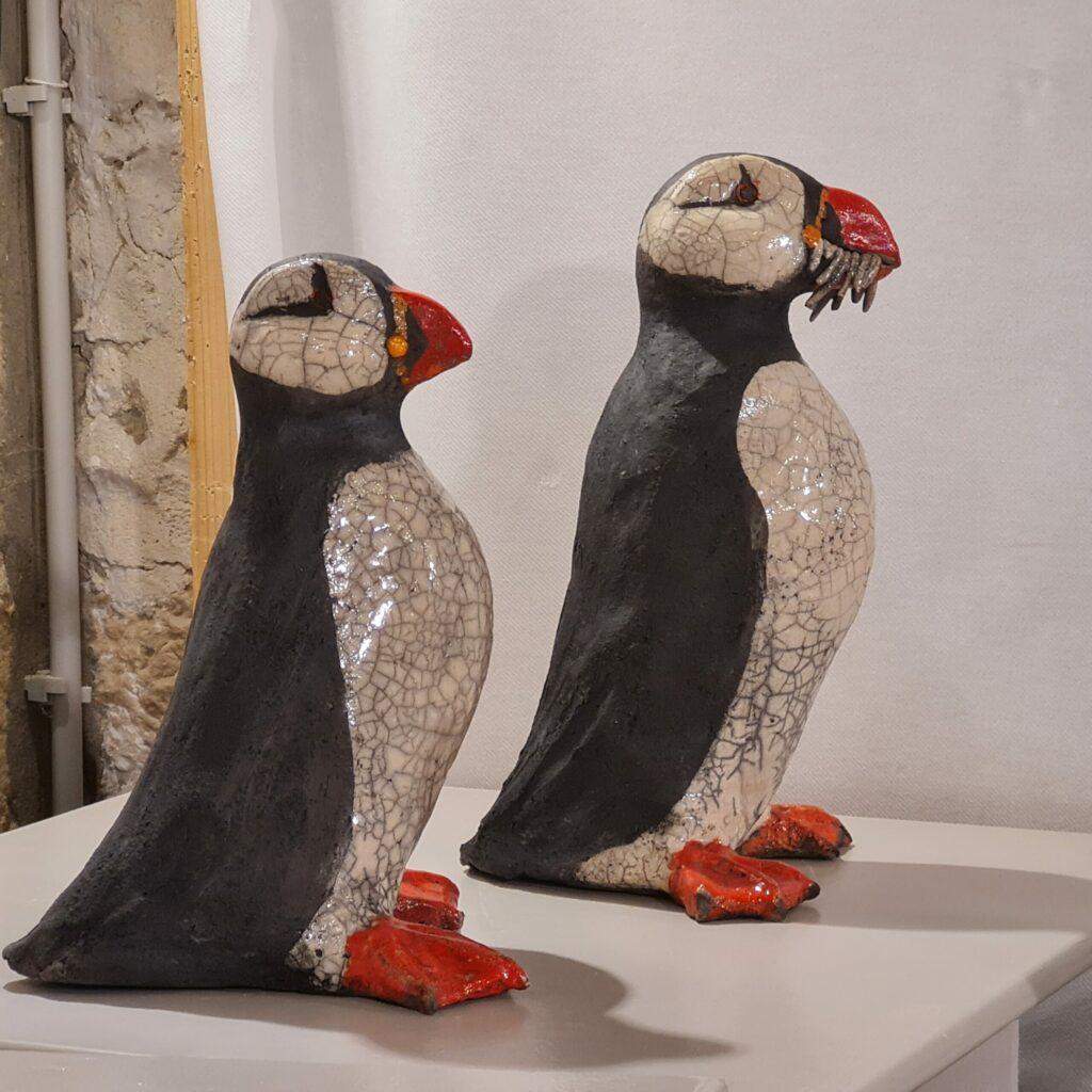 couple de macareux moine en céramique raku. taille réelle