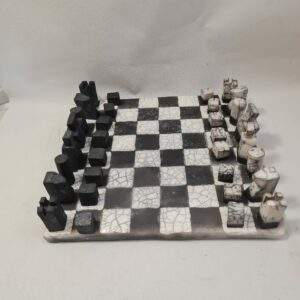 jeu échec unique en céramique raku. tableau et pièces