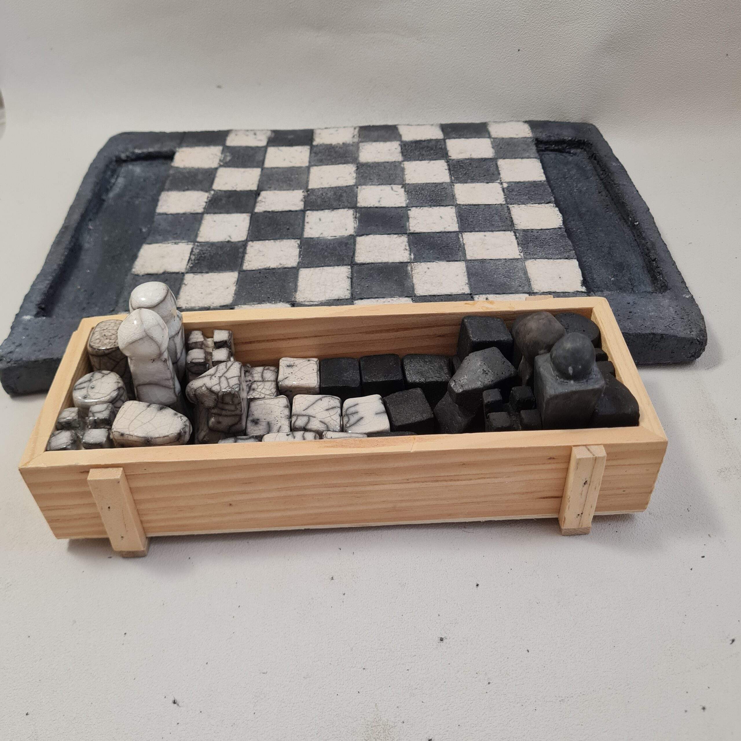 Jeu d’échecs, plateau et pièces en céramique raku – Image 7