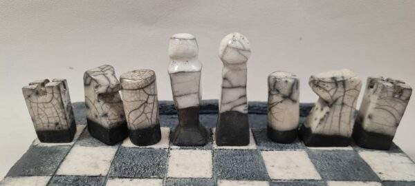 Jeu d’échecs, plateau et pièces en céramique raku – Image 9