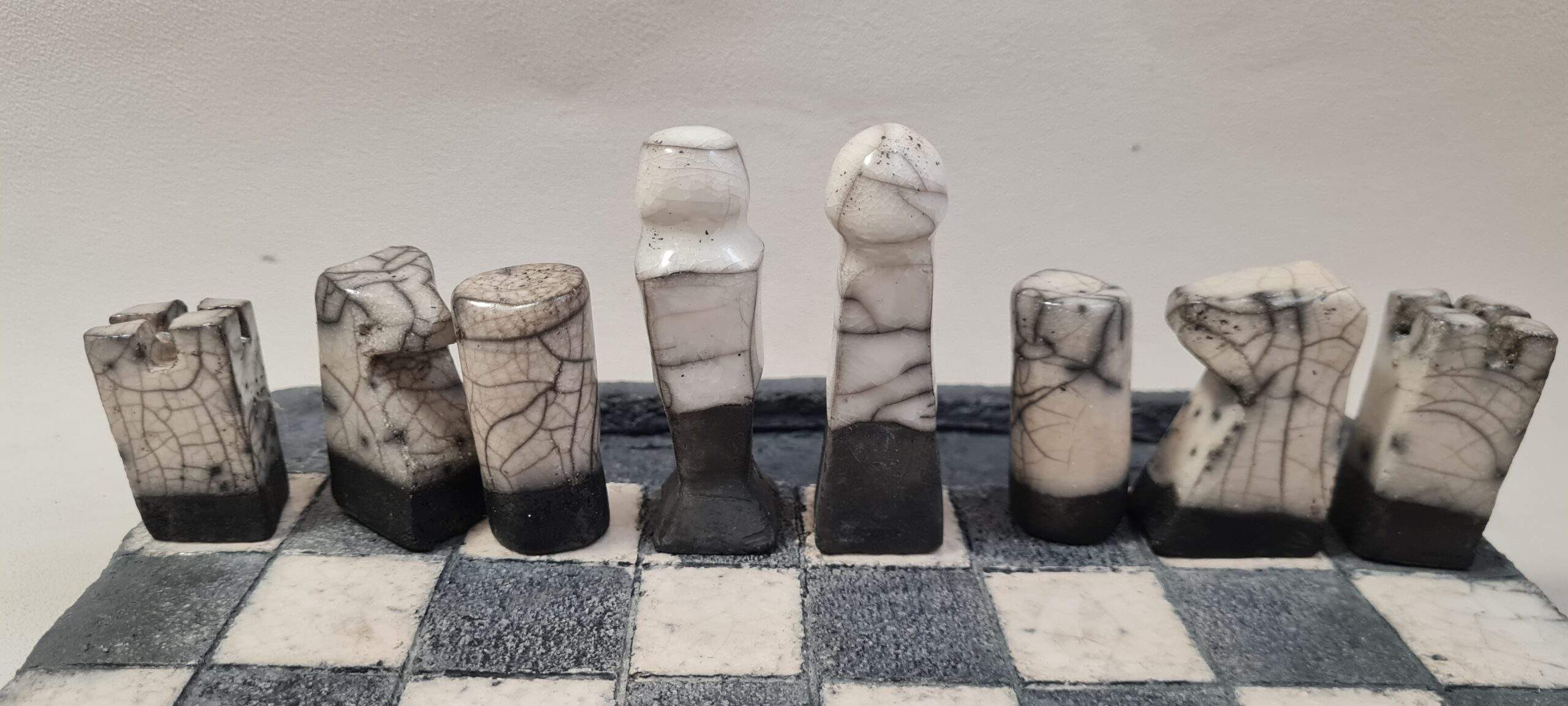 Jeu d’échecs, plateau et pièces en céramique raku – Image 9