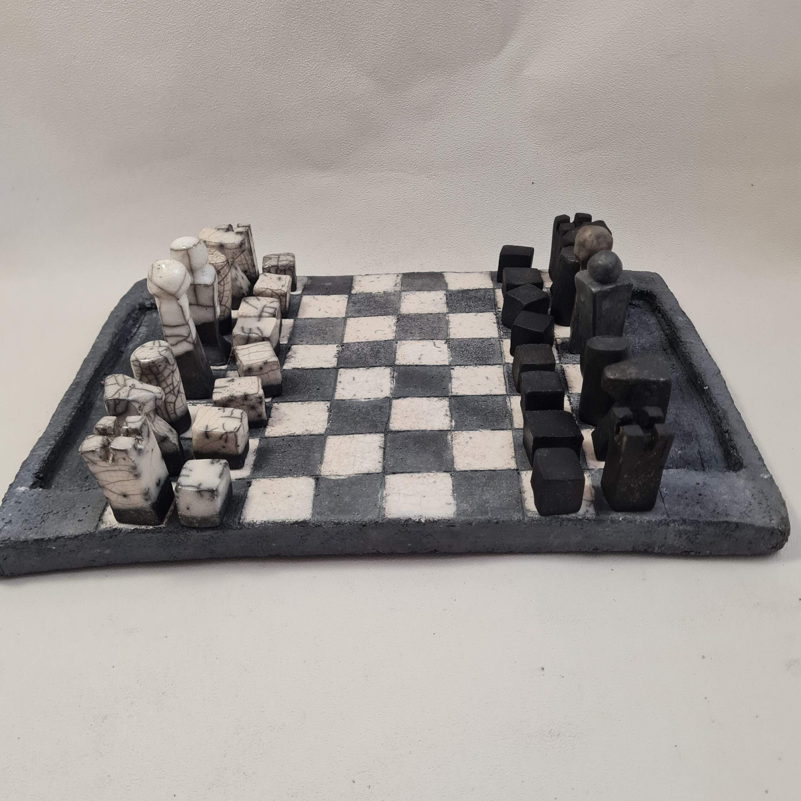 Jeu d’échecs, plateau et pièces en céramique raku
