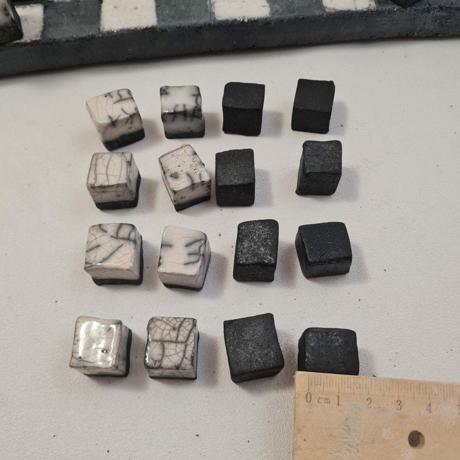 Jeu d’échecs, plateau et pièces en céramique raku – Image 3