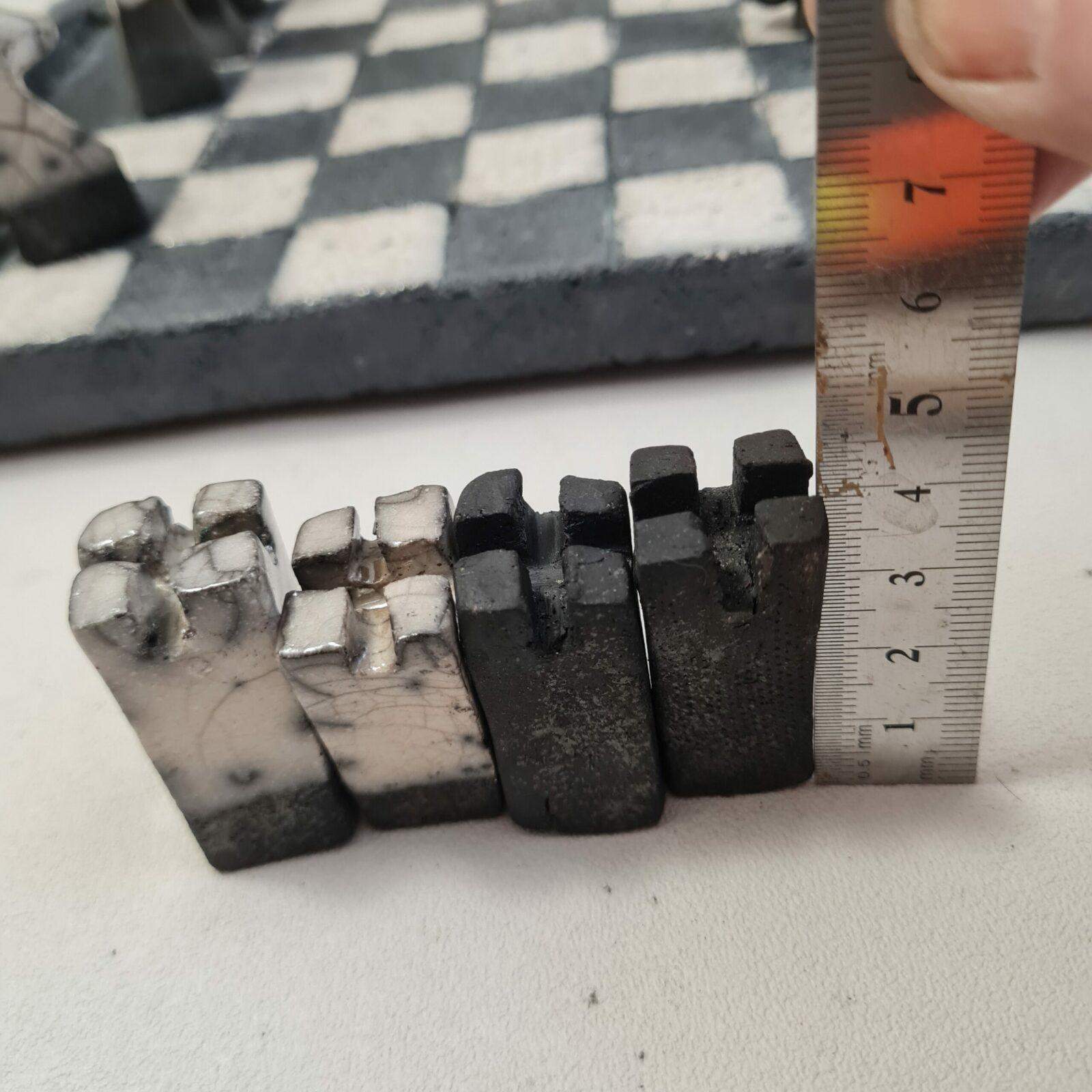 Jeu d’échecs, plateau et pièces en céramique raku – Image 2