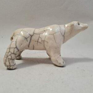 Ourson blanc marchant