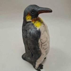 Manchot empereur sculpture en céramique raku – sculpture artisanale