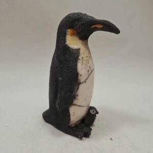 Manchot empereur avec son petit sous ses pattes en céramique raku – sculpture artisanale