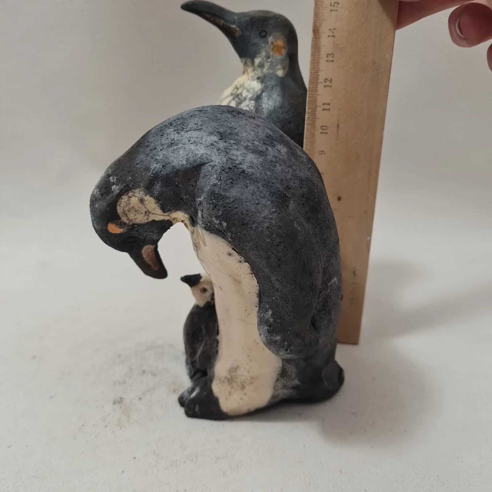 Famille de manchots empereurs en céramique raku – sculptures artisanales (parents et petit) – Image 5