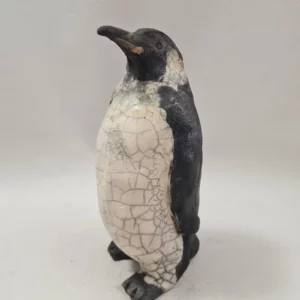Manchot empereur sculpture en céramique raku – sculpture artisanale