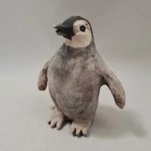 Manchot empereur bébé en céramique raku – sculpture artisanale