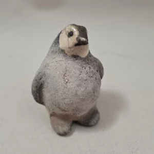 Manchot empereur bébé mini en céramique raku sculpture artisanale