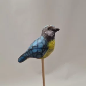 Petite figurine de Mésange bleue en raku sur un pic