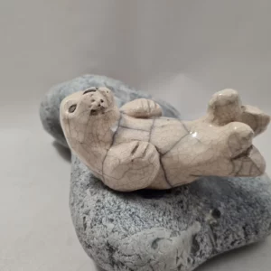 Statuette de phoque rigolo sur le dos en raku