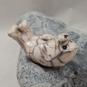 phoque sur le dos en raku petite sculpture