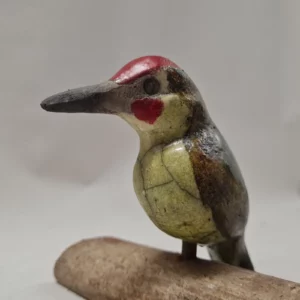 Pic Vert sur une branche en céramique raku fait main