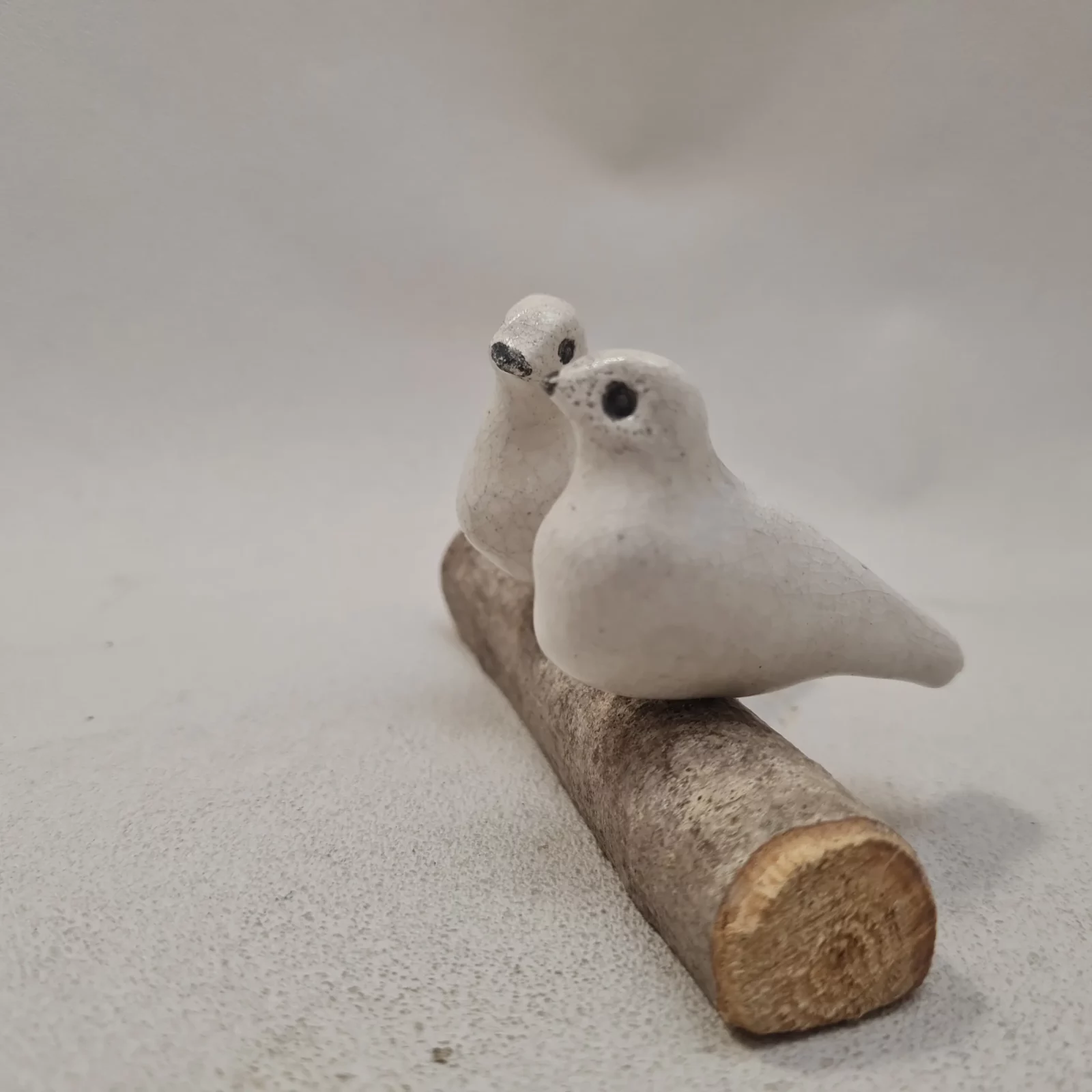 Duo de mini colombes en céramique Raku sur branche – Image 2