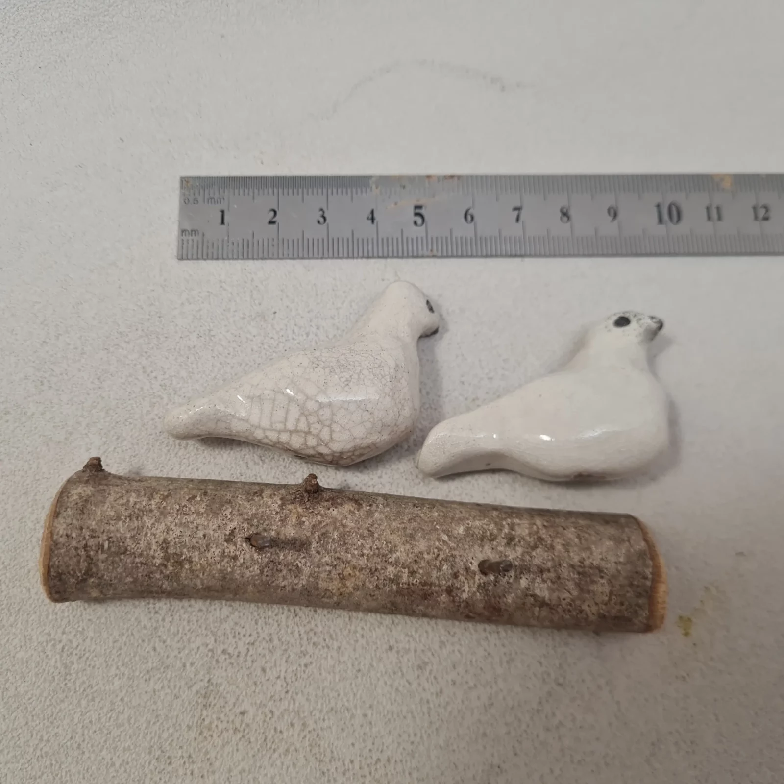 Duo de mini colombes en céramique Raku sur branche – Image 4