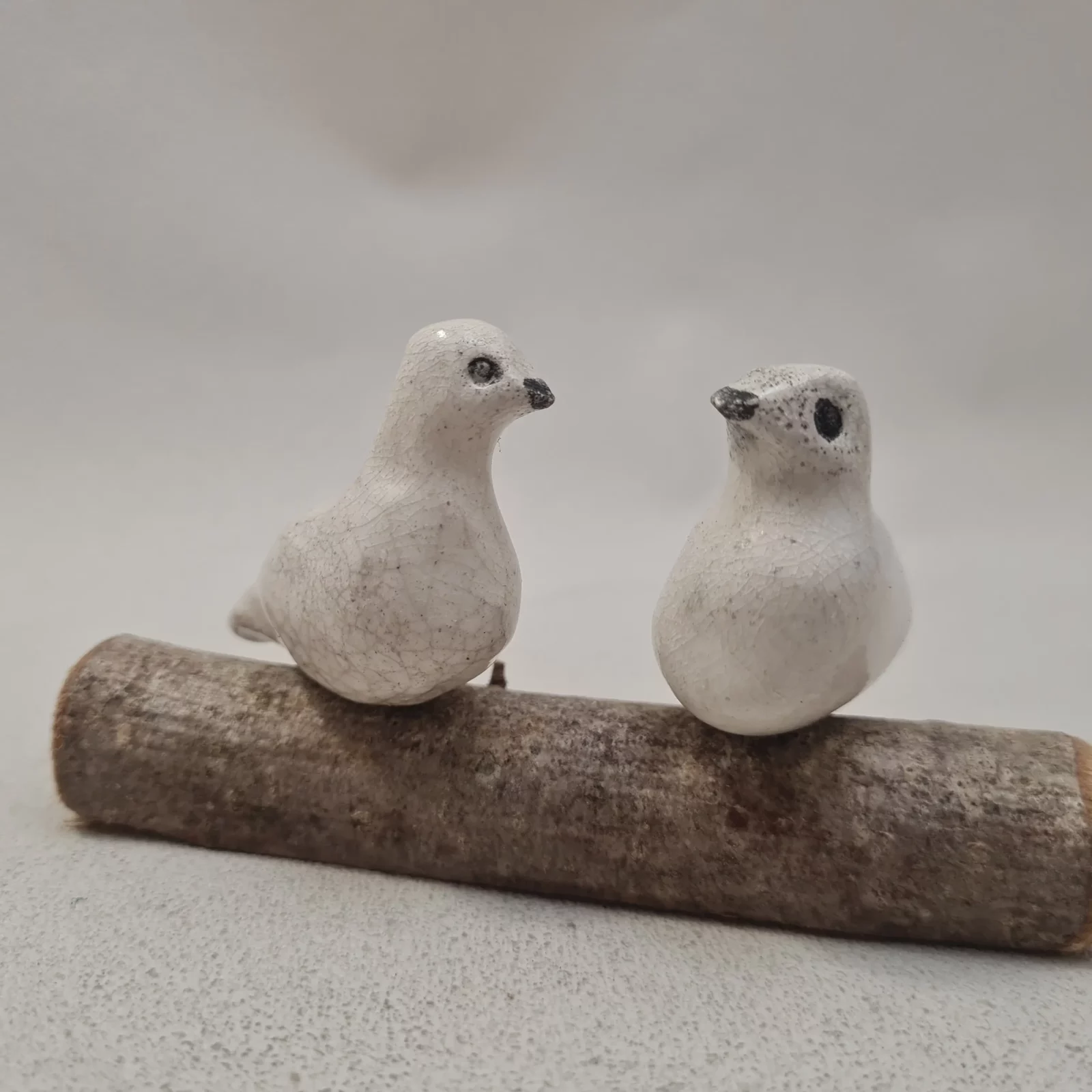 Duo de mini colombes en céramique Raku sur branche – Image 3