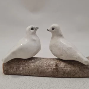 Duo de mini colombes en céramique Raku sur branche