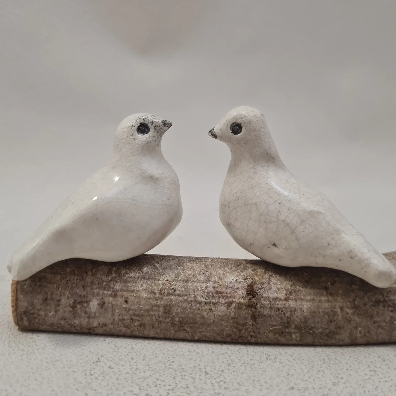 Duo de mini colombes en céramique Raku sur branche