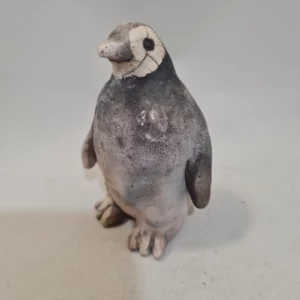 Manchot Empereur bébé juvénile en raku céramique – sculpture artisanale