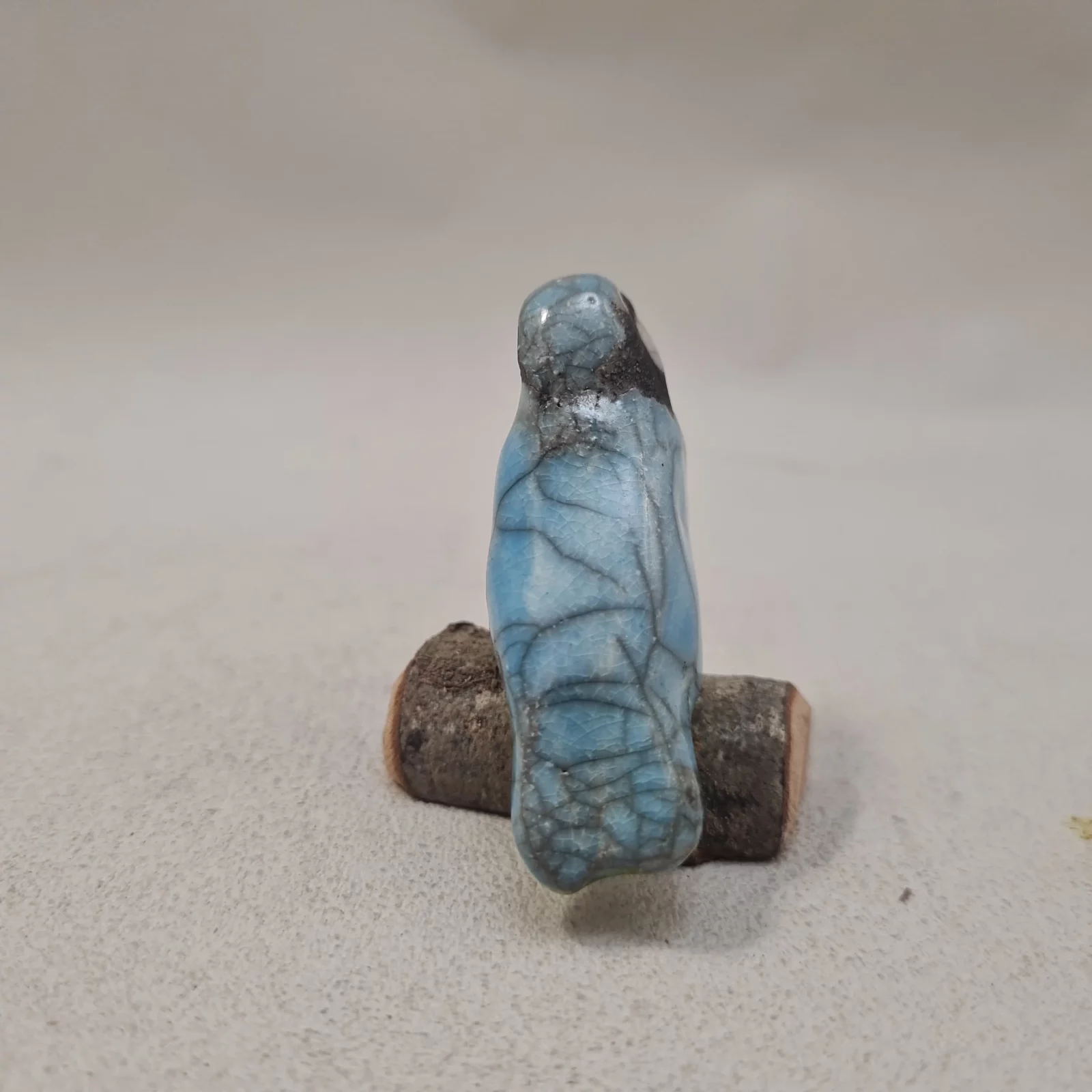 Mésange bleue miniature en céramique Raku sur branche – Image 3