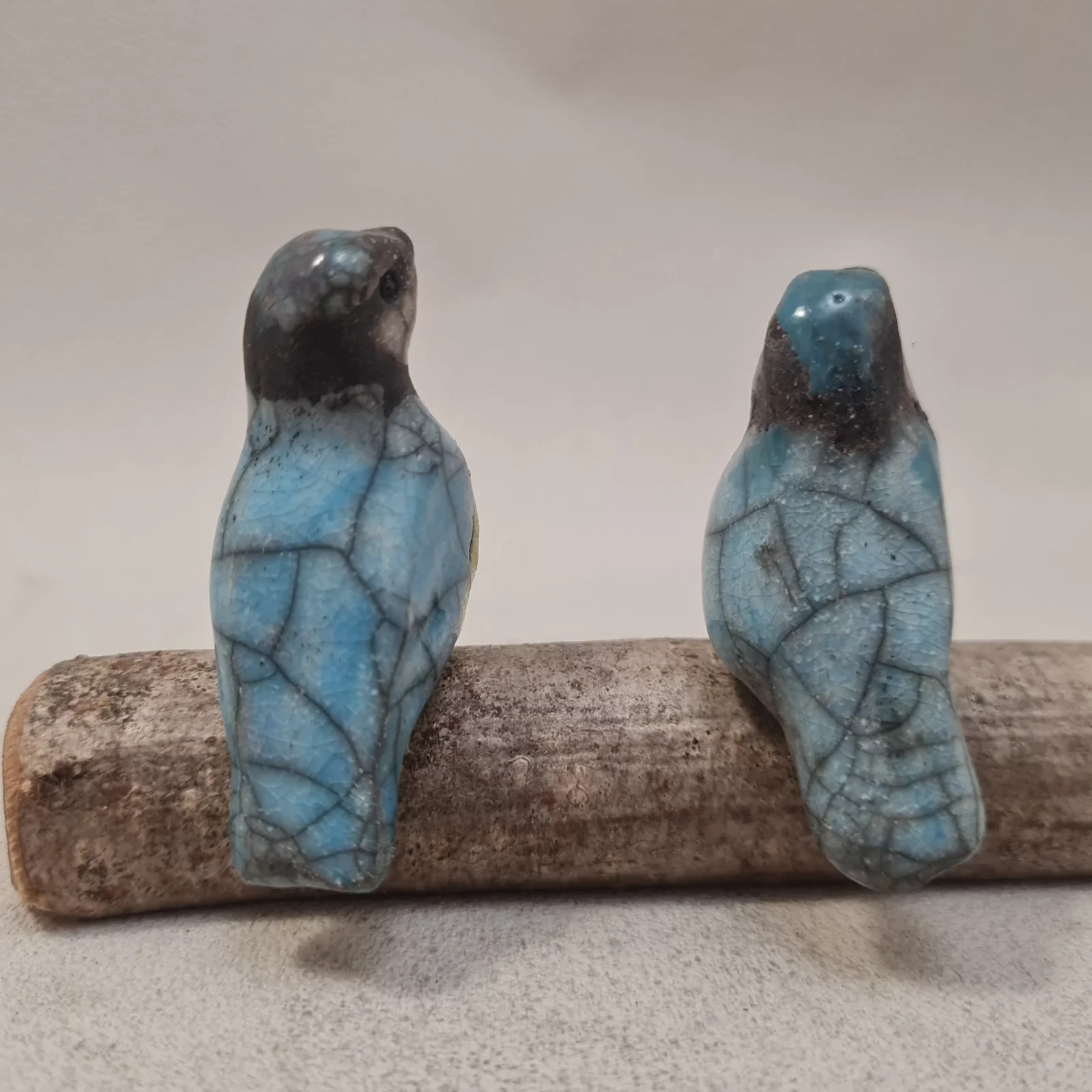 Duo de mésanges bleues en céramique Raku – couple d’oiseaux amoureux – Image 8