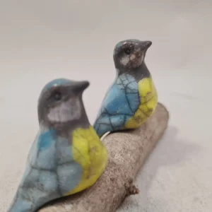 Duo de mésanges bleues en céramique Raku – couple d’oiseaux amoureux