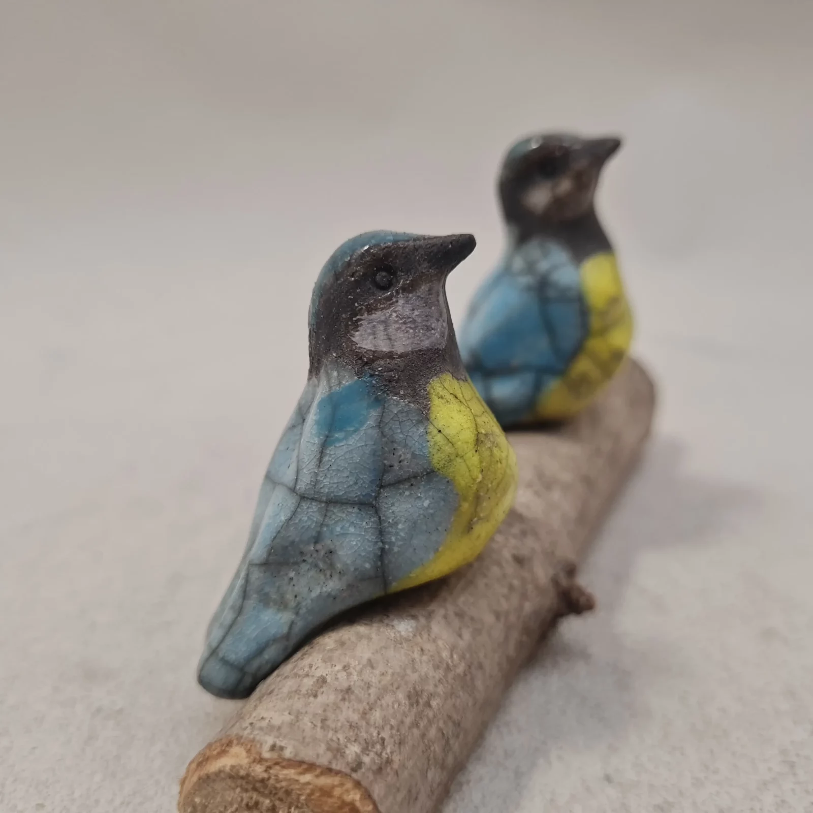 Duo de mésanges bleues en céramique Raku – couple d’oiseaux amoureux – Image 5