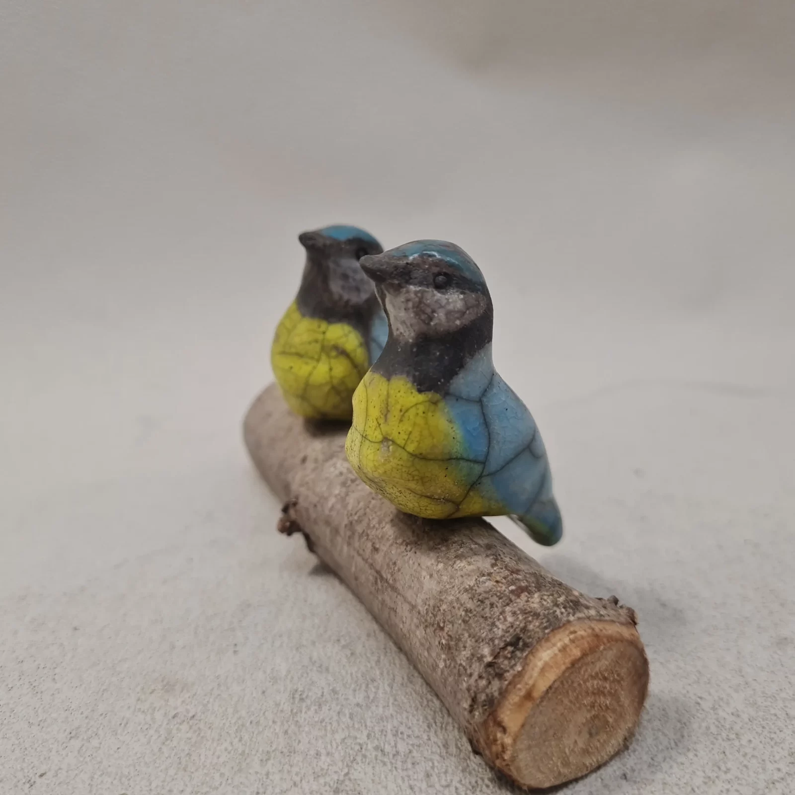 Duo de mésanges bleues en céramique Raku – couple d’oiseaux amoureux – Image 4