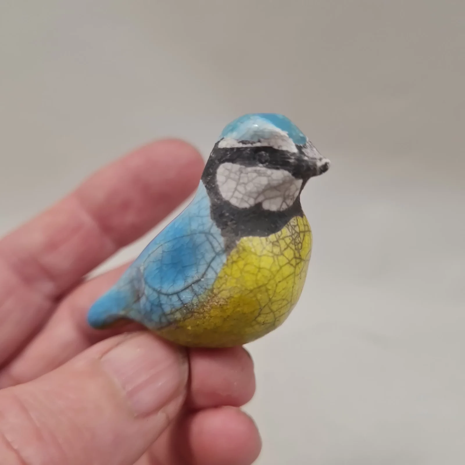Mini Mésange bleue en raku sur un pic – Image 9