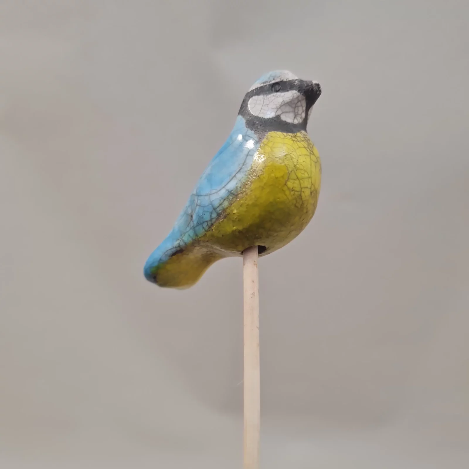 Mini Mésange bleue en raku sur un pic – Image 7