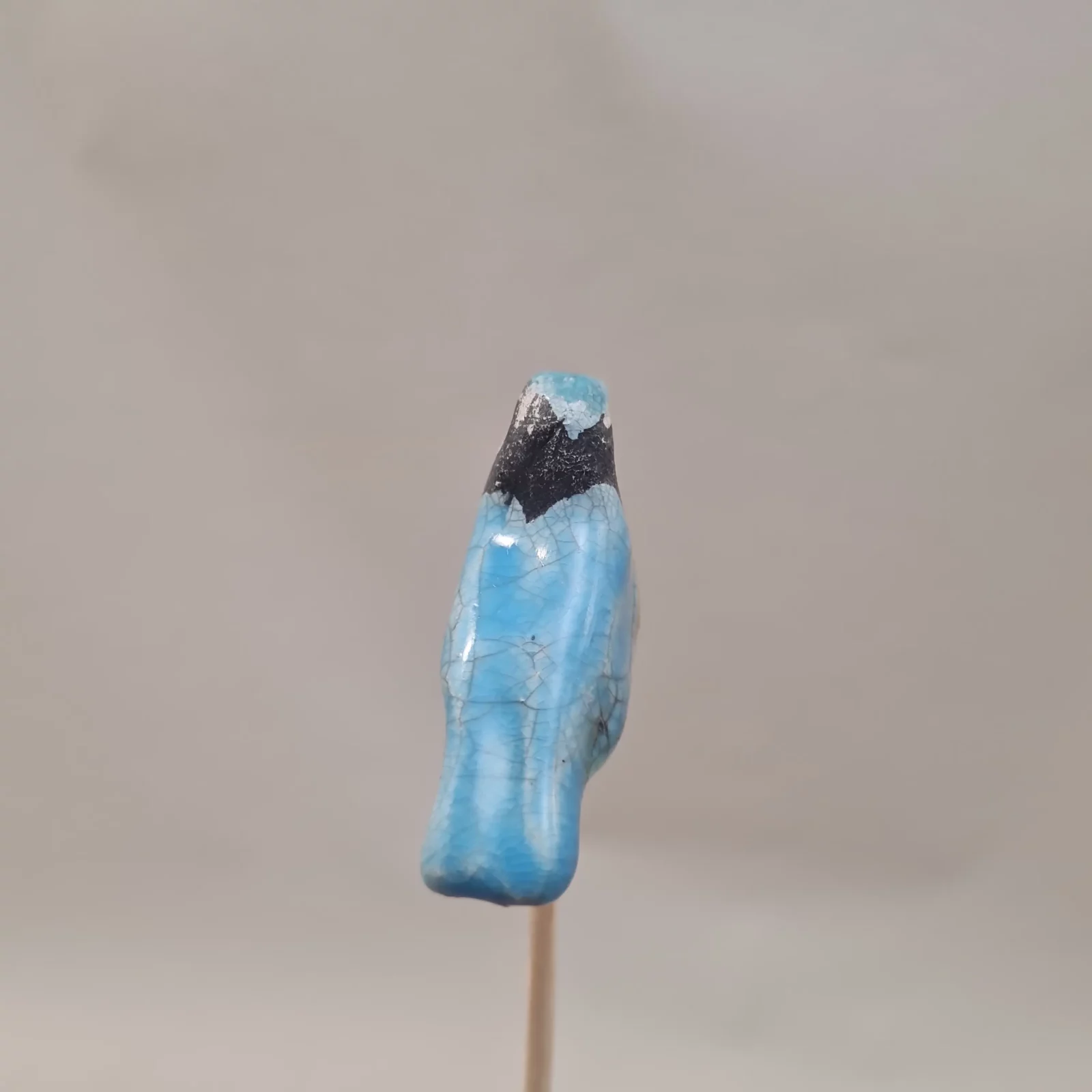 Mini Mésange bleue en raku sur un pic – Image 6