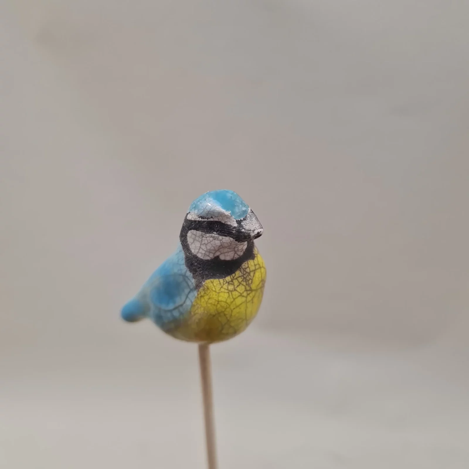Mini Mésange bleue en raku sur un pic – Image 5