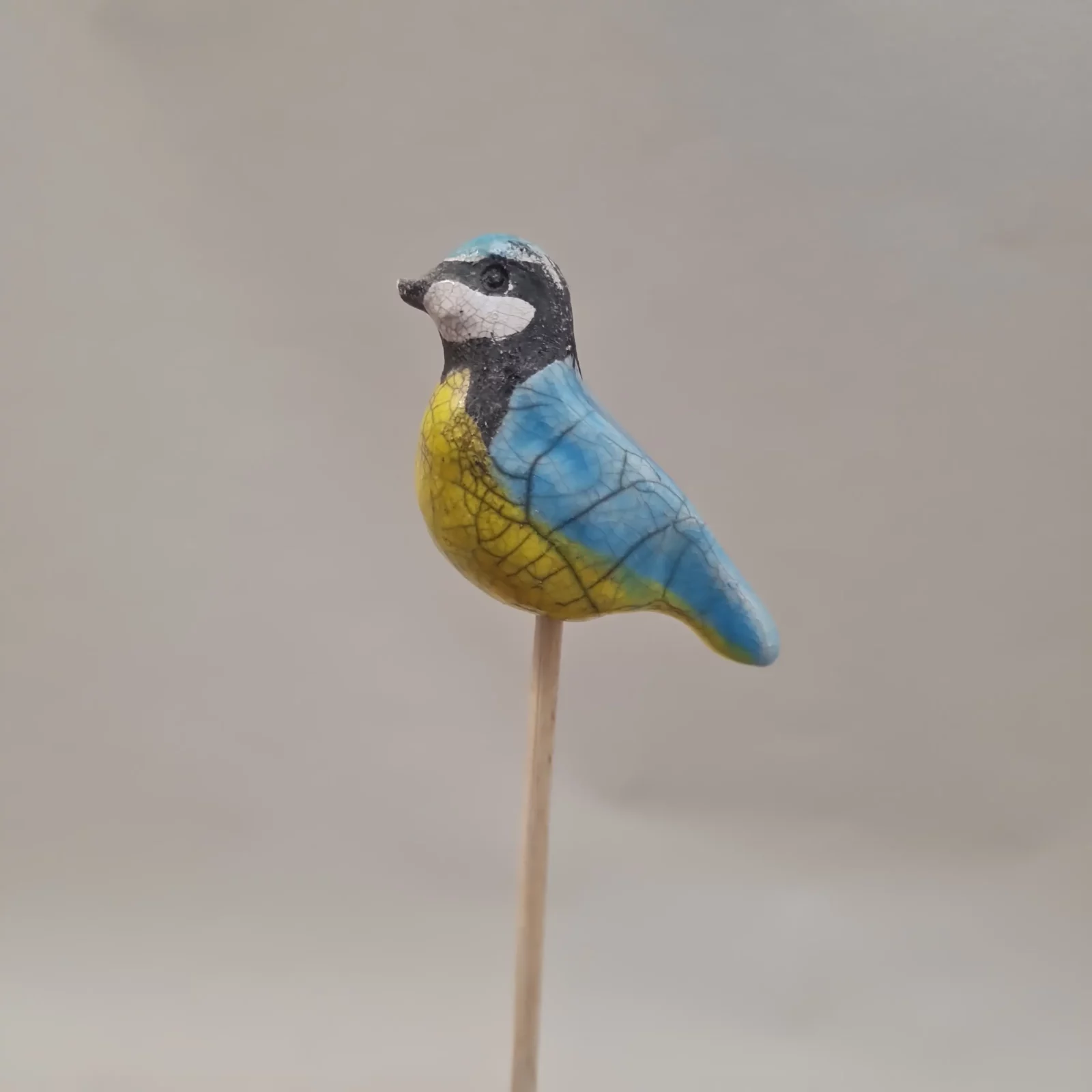 Mini Mésange bleue en raku sur un pic – Image 4
