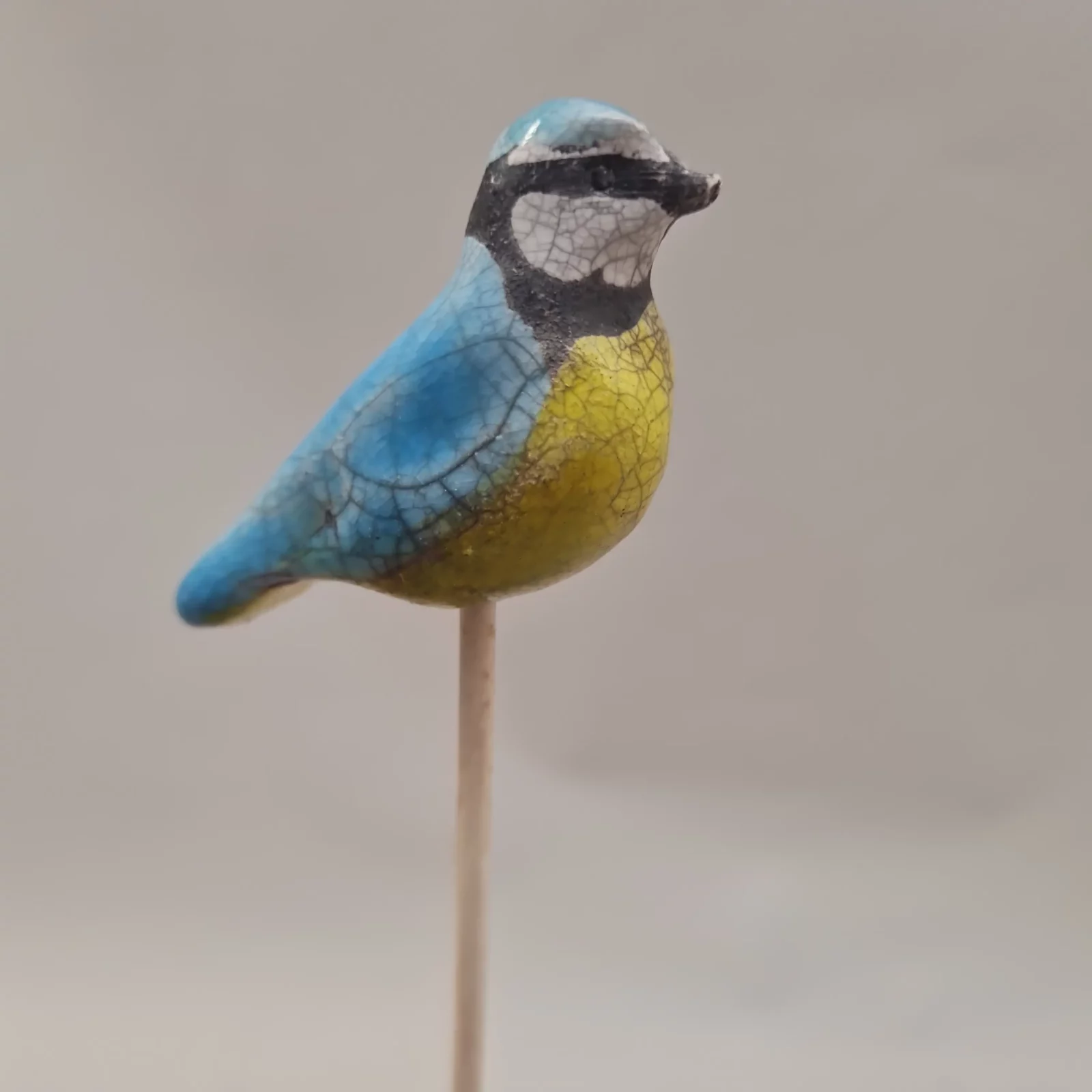 Mini Mésange bleue en raku sur un pic – Image 3