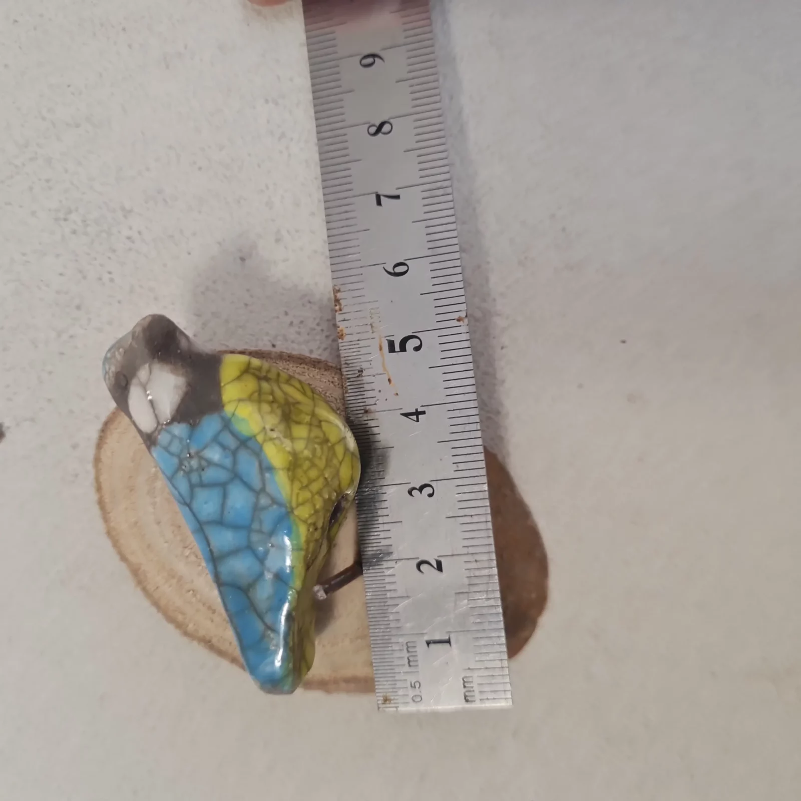 Mésange bleue en céramique Raku sur une rondelle de bois – Image 6